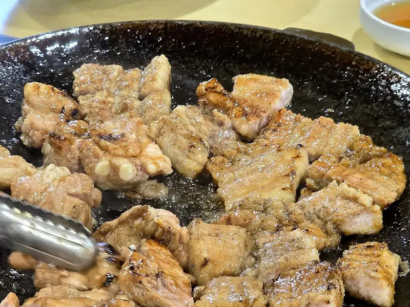 잘 구워진 돼지갈비 한 점