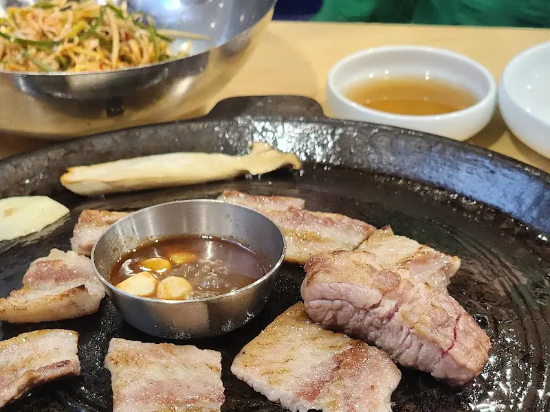 잘 구워진 돼지갈비와 파채