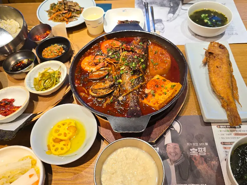 한 상 가득 차려진 모습