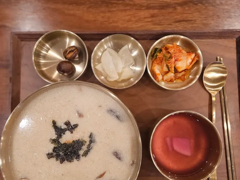 정갈한 반찬 구성