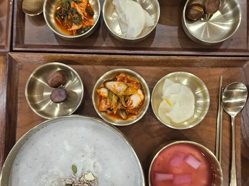 다정한 분위기의 식당 내부