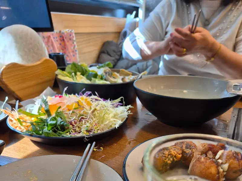 테이블 위에 차려진 샤브샤브와 월남쌈