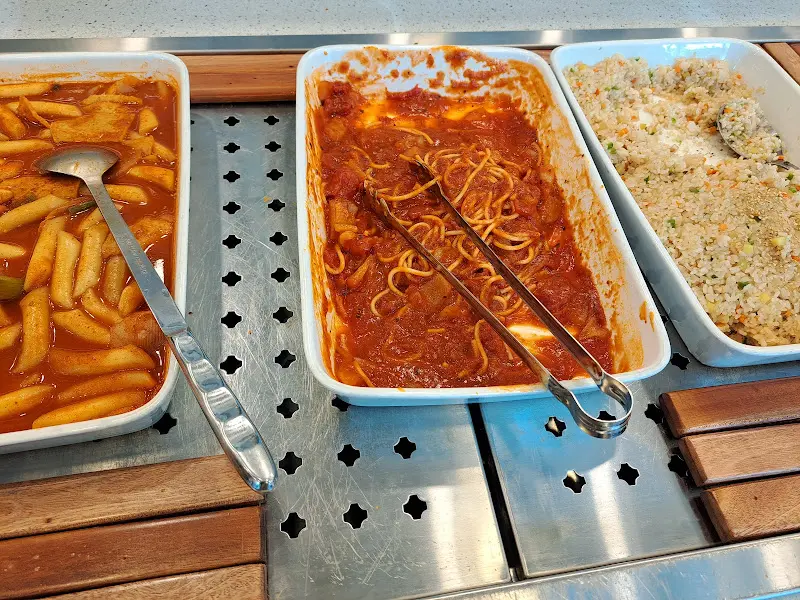 다양한 샐러드바 메뉴