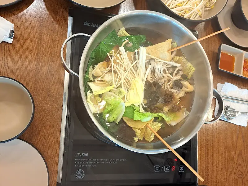샤브샤브가 끓고 있는 모습