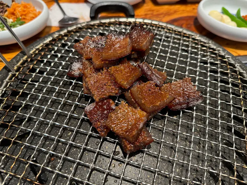 불판 위에서 맛있게 구워지는 껍데기