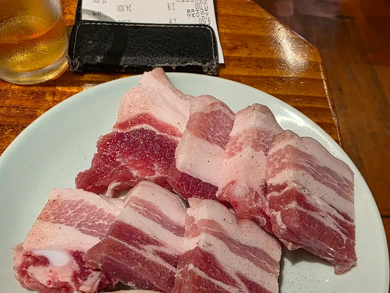 두툼한 소금 오겹살의 자태