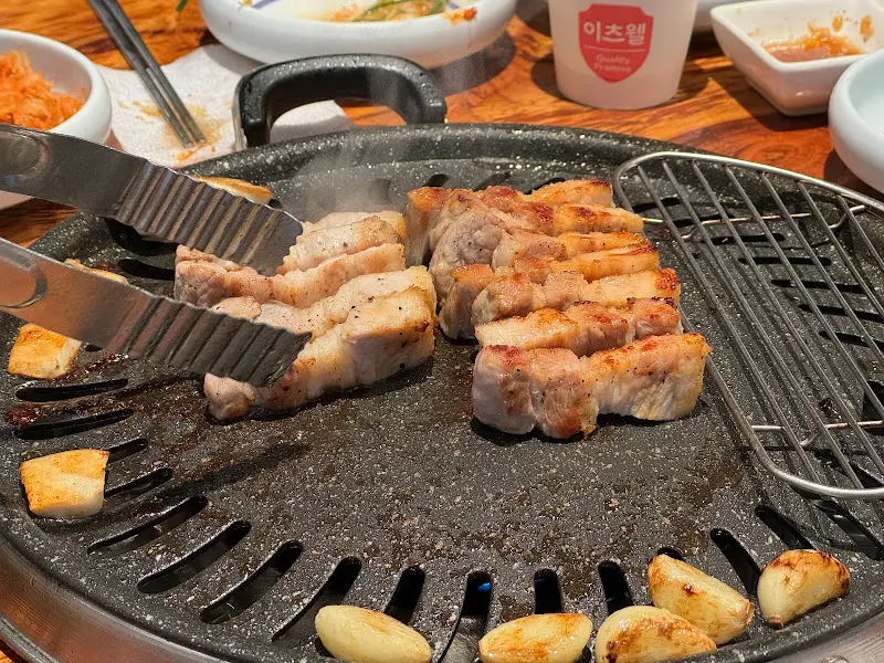 불판 위에서 익어가는 오겹살과 마늘