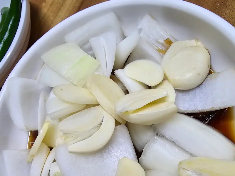 수육과 함께 제공되는 신선한 야채