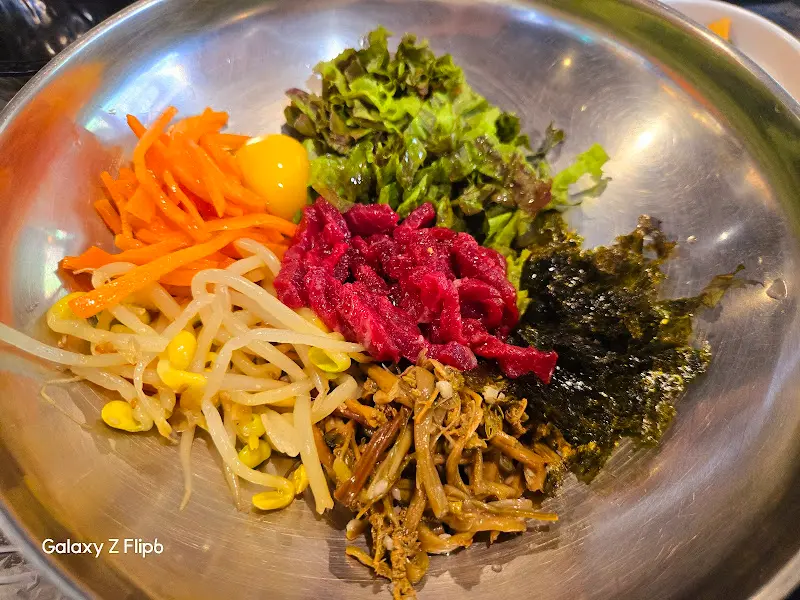 신선한 육회와 채소가 듬뿍 담긴 육회비빔밥