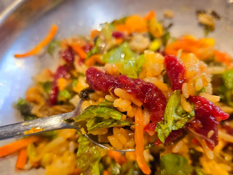 육회비빔밥을 숟가락으로 떠서 올린 모습