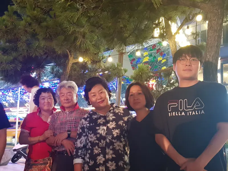 식당 앞에서 포즈를 취한 사람들