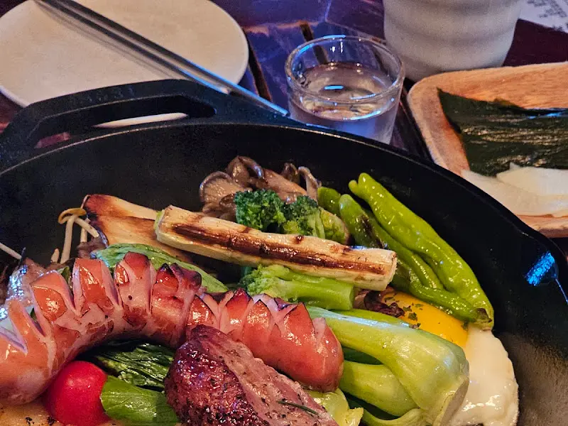 고기와 야채가 가득한 철판