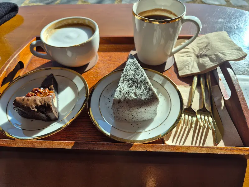 월요커피와 흑임자 케이크