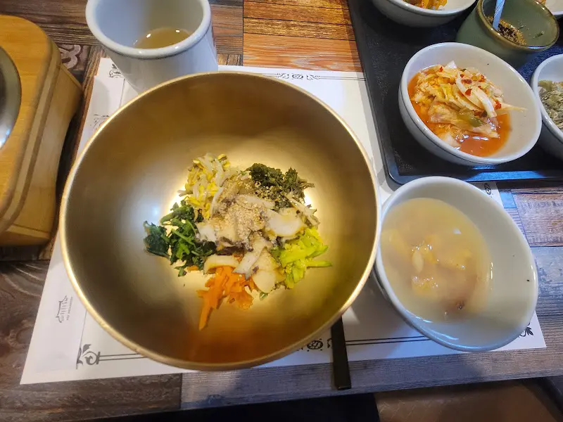 놋그릇에 담긴 해산물 비빔밥