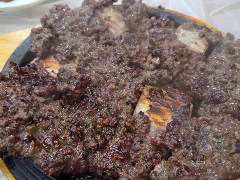 뜨거운 철판 위의 떡갈비