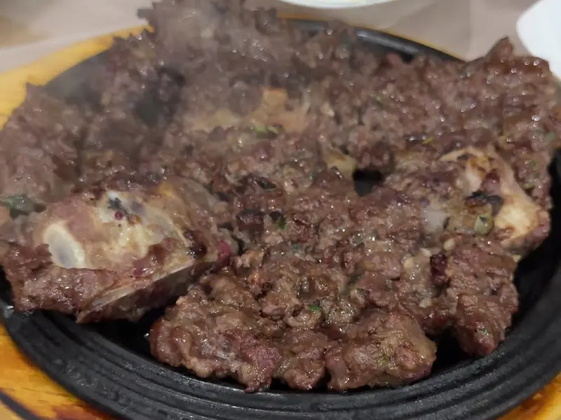 뜨거운 철판 위의 떡갈비