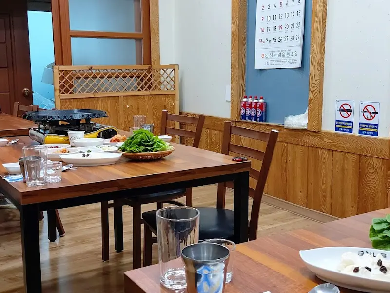정겨운 식당 내부
