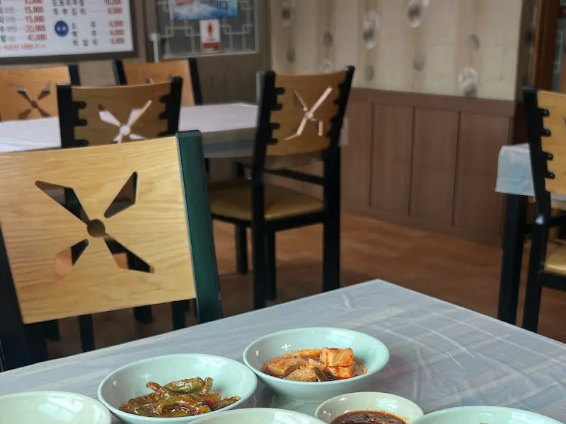 정갈하게 놓인 테이블