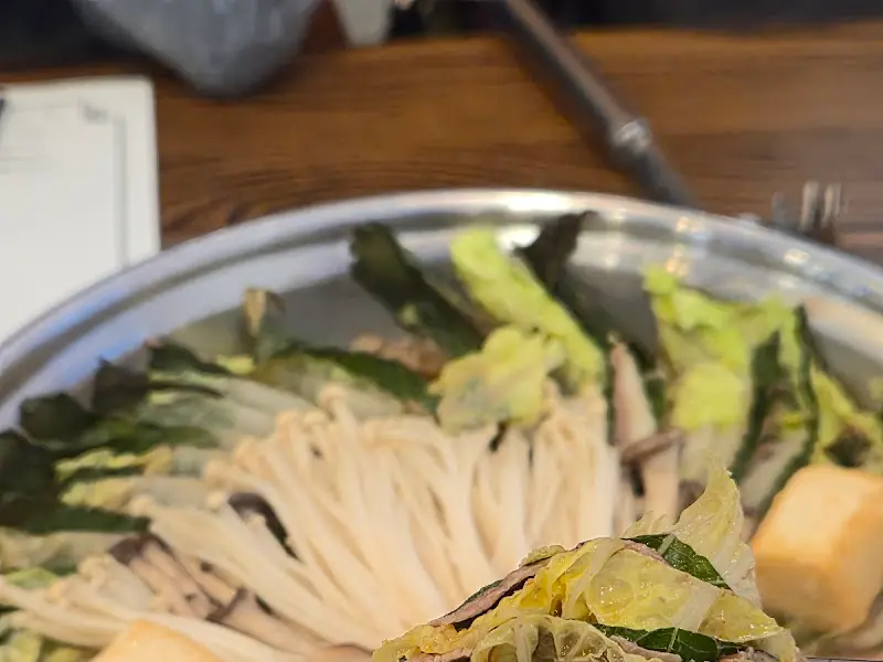 신선한 채소와 버섯이 가득한 밀푀유 나베