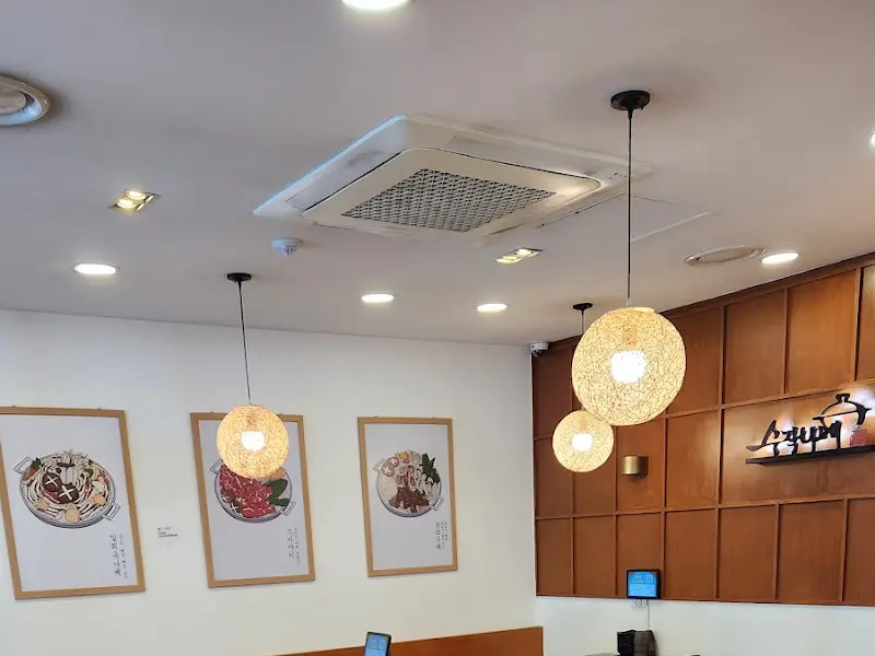 우드톤의 아늑한 내부 인테리어