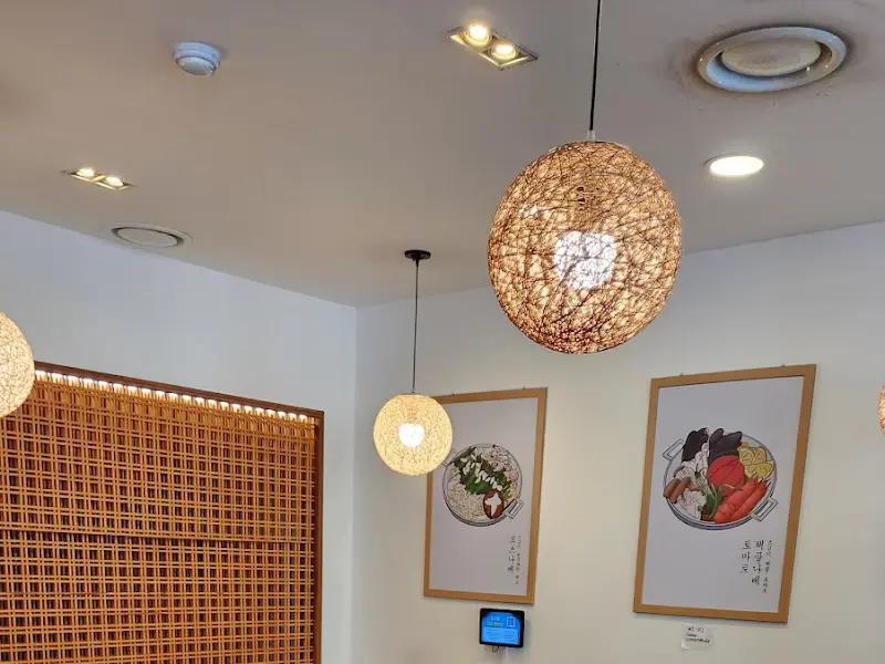 은은한 조명이 비추는 내부