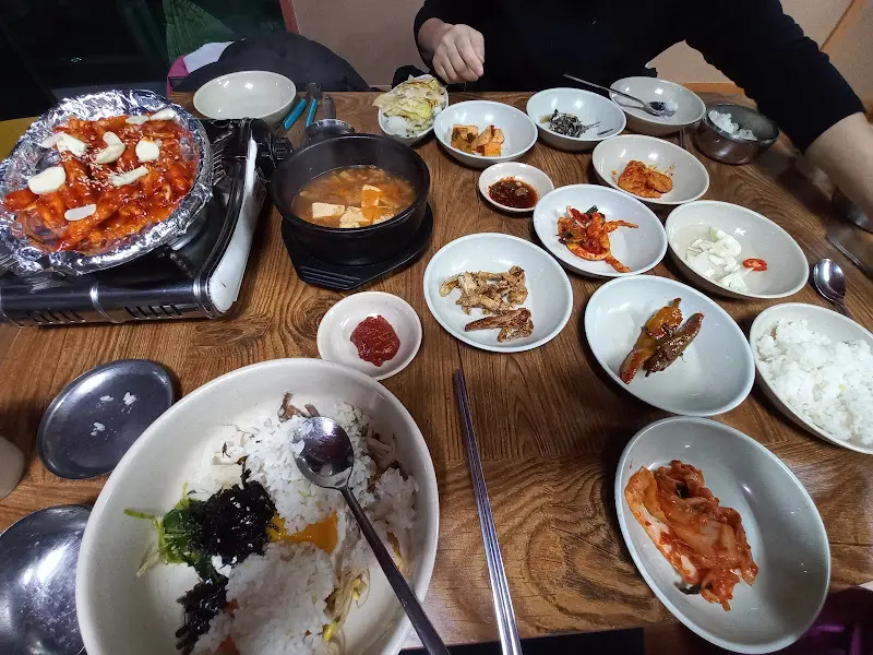 다채로운 반찬들