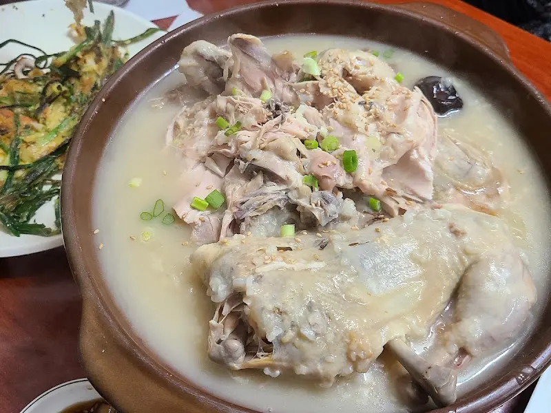 푸짐한 닭백숙 한 상 차림