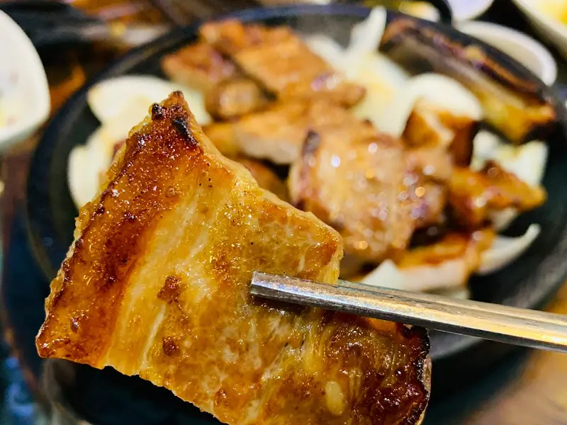 젓가락으로 집은 돼지갈비