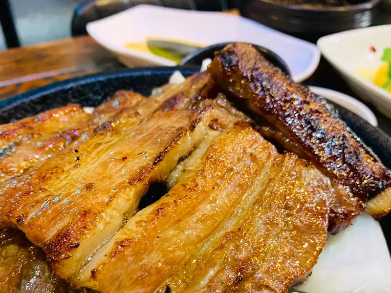 돌판 위의 돼지갈비 클로즈업