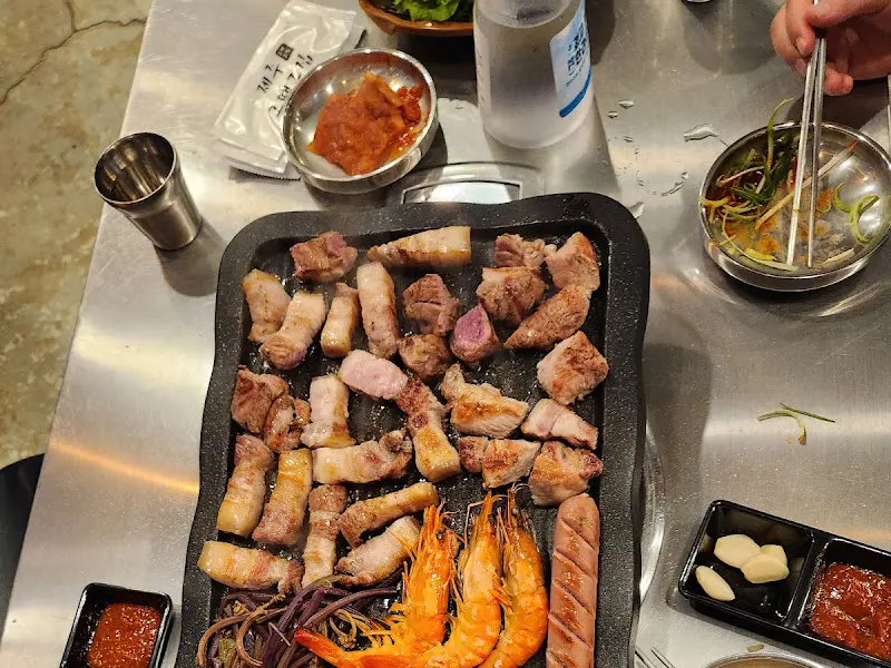 흑돼지, 김치찌개, 밑반찬 한 상 차림