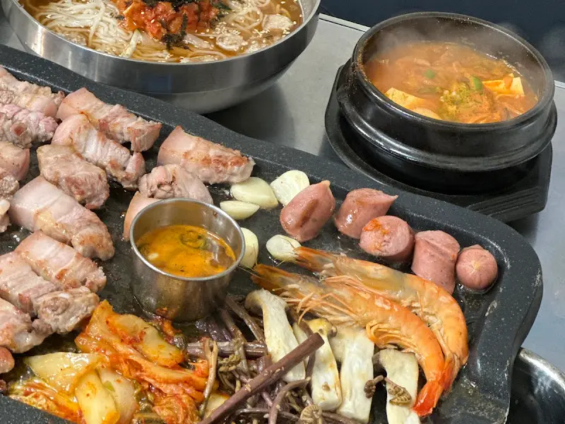 흑돼지, 새우, 소세지 구이 한 상 차림