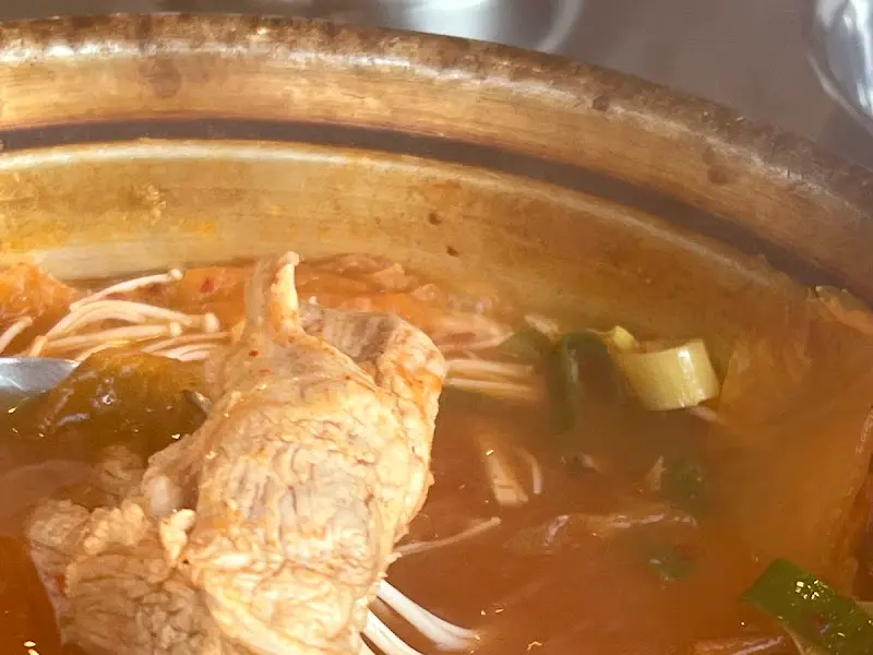 김치찌개 속 돼지고기