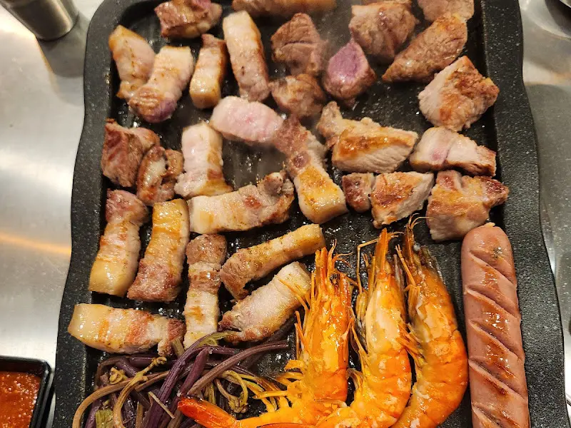 숯불 위 흑돼지, 새우, 소세지