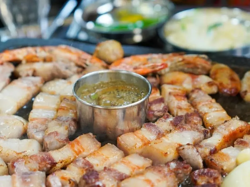 흑돼지 구이와 밑반찬