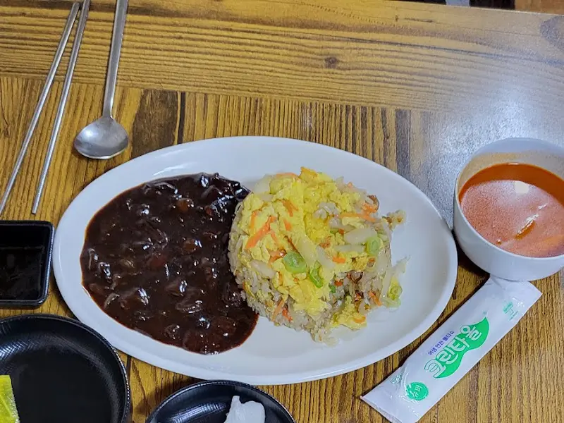 볶음밥과 짜장 소스