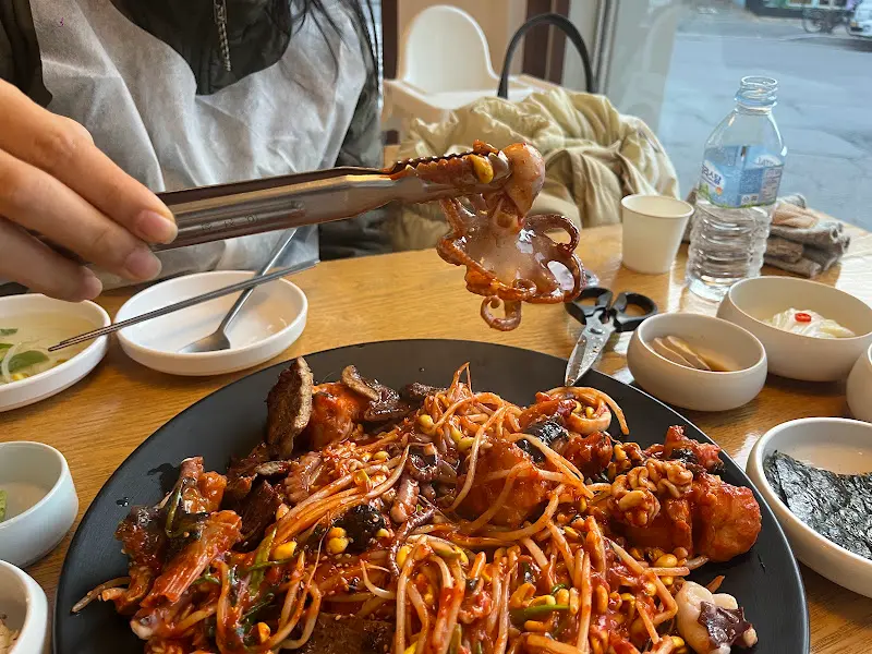 젓가락으로 집어 올린 아귀