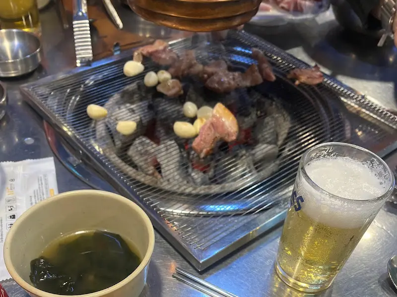 숯불 위에서 익어가는 고기