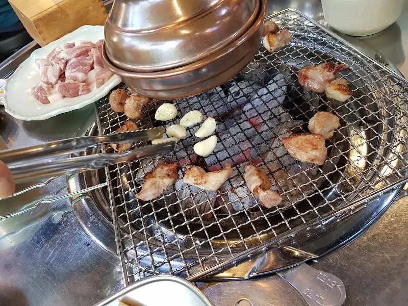 노릇하게 익어가는 뒷고기