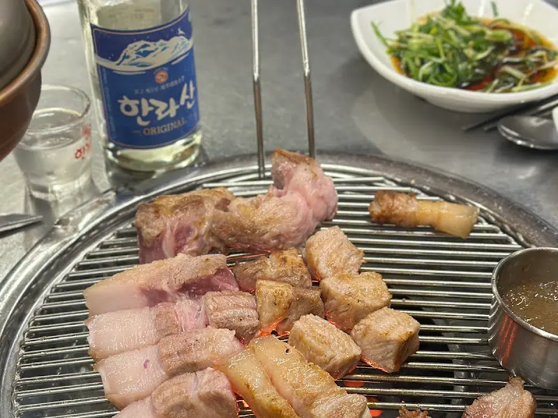 노릇노릇하게 익어가는 흑돼지 오겹살