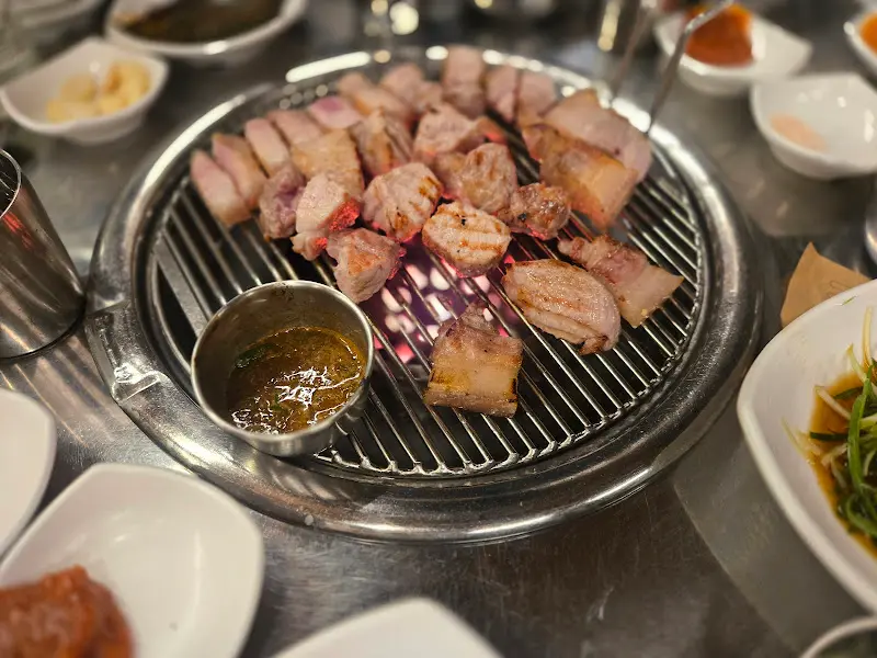 잘 구워진 흑돼지 근고기의 모습