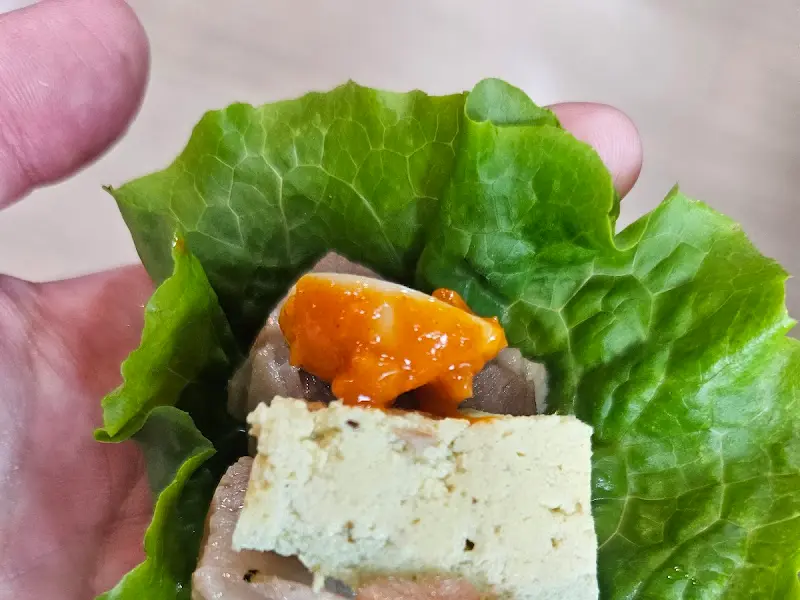 두부와 수육을 함께 쌈으로 즐기기