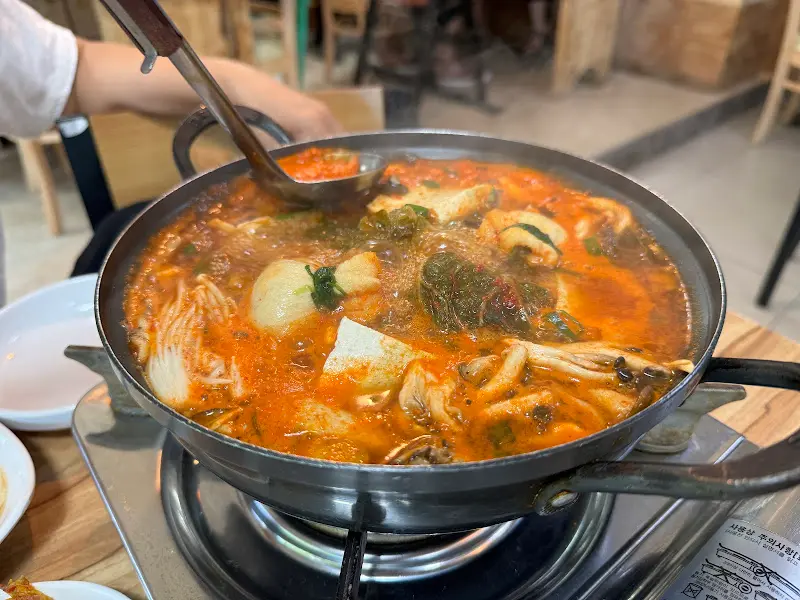 보글보글 끓는 두부전골