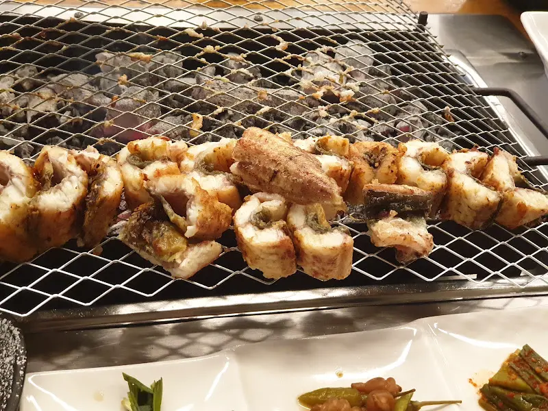 먹기 좋게 잘라진 양념 장어 구이