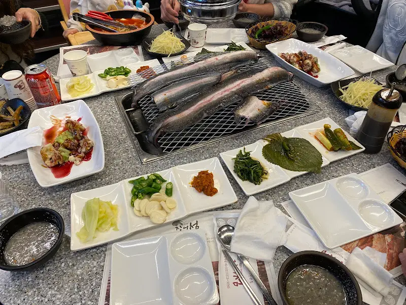 푸짐하게 차려진 장어 한 상 차림