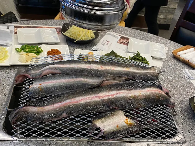 숯불 위 석쇠에 올려진 큼지막한 장어