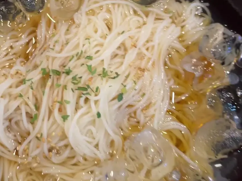 살얼음이 동동 떠 있는 소면