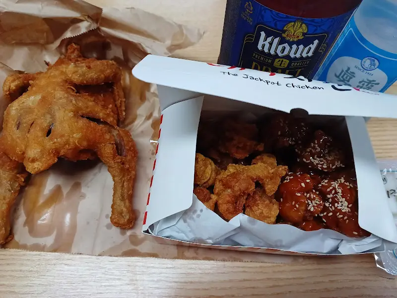 포장된 치킨과 맥주
