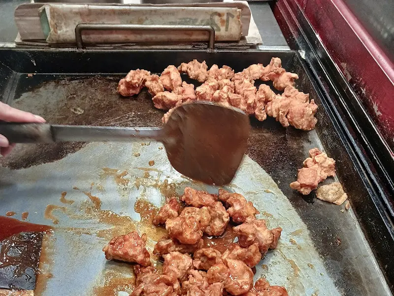 닭강정을 볶는 모습