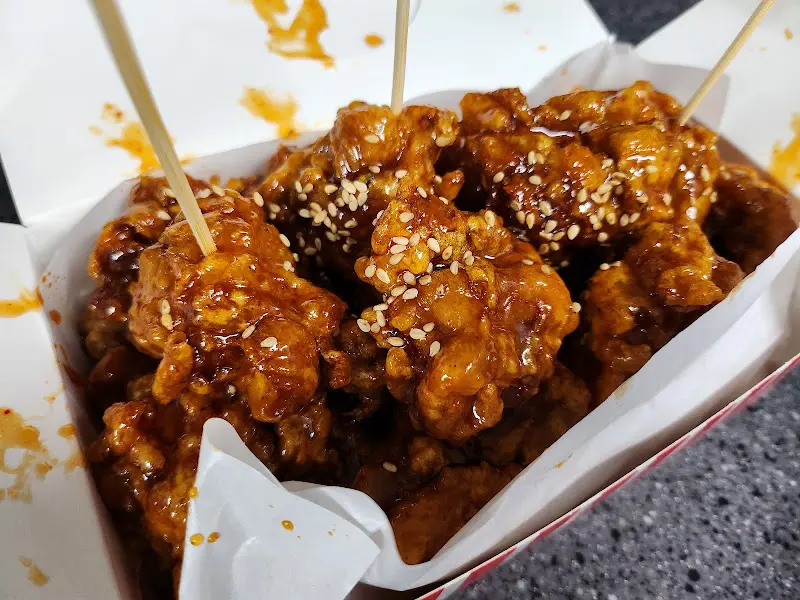 윤기가 흐르는 닭강정