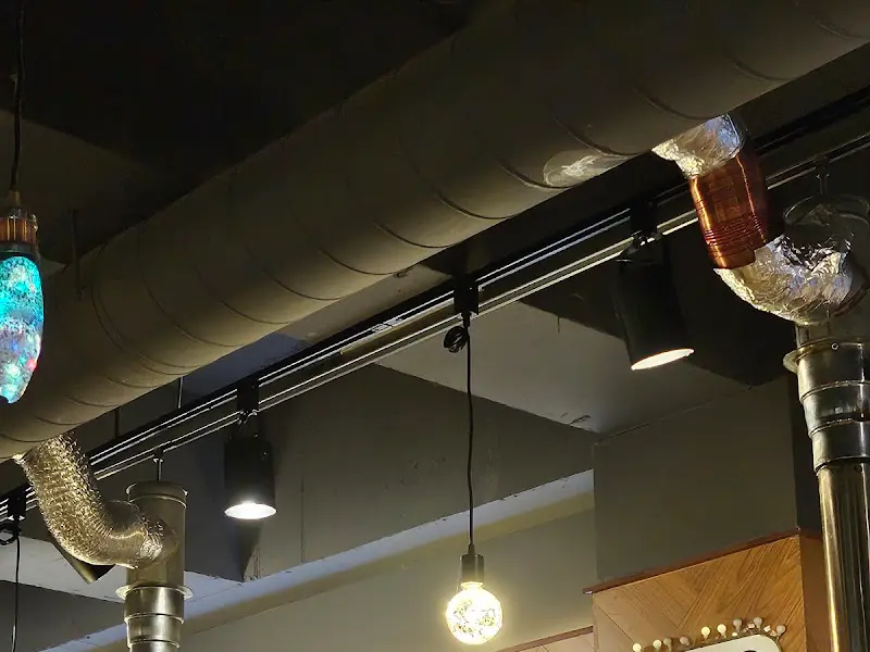 신비한돈 천장 닥트 시설 및 조명